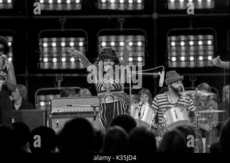 Amerikanische Sängerin Tina Turner bei einem Fernsehauftritt, Deutschland 1970er Jahre. American singer Tina Turner performing in German TV, Germany 1970s. Stock Photo