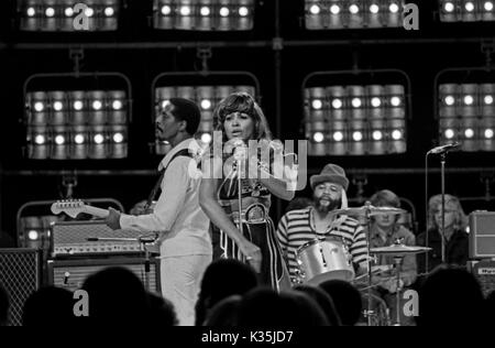 Das amerikanische Duo Ike und Tina Turner bei einem Fernsehauftritt, Deutschland 1970er Jahre. American duo Ike and Tina Turner performing in German TV, Germany 1970s. Stock Photo