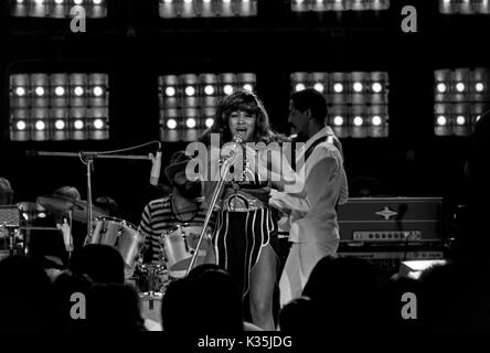 Das amerikanische Duo Ike und Tina Turner bei einem Fernsehauftritt, Deutschland 1970er Jahre. American duo Ike and Tina Turner performing in German TV, Germany 1970s. Stock Photo