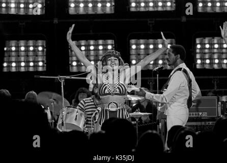 Das amerikanische Duo Ike und Tina Turner bei einem Fernsehauftritt, Deutschland 1970er Jahre. American duo Ike and Tina Turner performing in German TV, Germany 1970s. Stock Photo