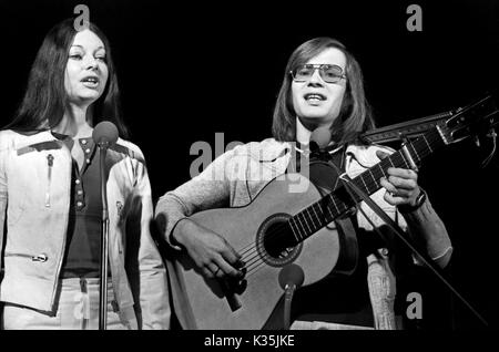 Das deutsche Gesangsduo Inga und Wolf bei einem Fernsehauftritt, Deutschland 1970er Jahre. German vocal duo Inga and Wolf performing at TV, Germany 1970s. Stock Photo