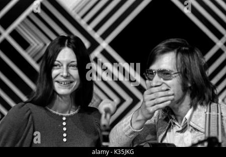 Das deutsche Gesangsduo Inga und Wolf bei einem Fernsehauftritt, Deutschland 1970er Jahre. German vocal duo Inga and Wolf performing at TV, Germany 1970s. Stock Photo