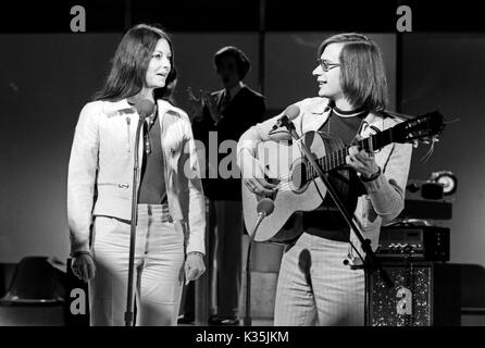 Das deutsche Gesangsduo Inga und Wolf bei einem Fernsehauftritt, Deutschland 1970er Jahre. German vocal duo Inga and Wolf performing at TV, Germany 1970s. Stock Photo