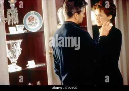 THE AMERICAN PRESIDENT CASTLE ROCK ENTERTAINMENT/COLUMBIA PICTURES/UNIVERSAL PICTURES ANNETTE BENING, MICHAEL DOUGLAS   THE AMERICAN PRESIDENT MICHAEL DOUGLAS, ANNETTE BENING     Date: 1995 Stock Photo