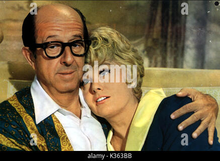 BUONA SERA, MRS CAMPBELL PHILE SILVERS, SHELLEY WINTERS     Date: 1968 Stock Photo