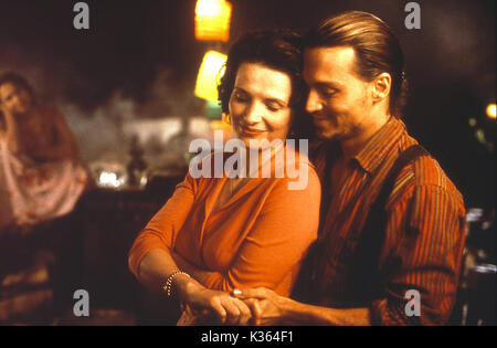 CHOCOLAT JULIETTE BINOCHE, JOHNNY DEPP     Date: 2000 Stock Photo