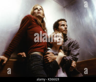 DARKNESS FALLS EMMA CAULFIELD, LEE CORMIE AND CHANEY KLEY   A COLUMBIA TRISTAR FILM     Date: 2003 Stock Photo