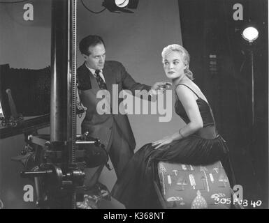RANK ORGANISATION STUDIO PORTRAIT PHOTOGRAPHER, CORNEL LUCAS WORKING WITH ACTRESS, SHIRLEY EATON, 1957 Stock Photo