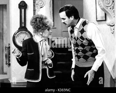 FAWLTY TOWERS PRUNELLA SCALES, JOHN CLEESE FAWLTY TOWERS Stock Photo