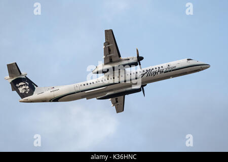Richmond, British Columbia, Canada. 30th Aug, 2017. An Alaska Airlines Bombardier Dash 8 Q400 regional airliner operated by Horizon Air takes off from Vancouver International Airport. Credit: Bayne Stanley/ZUMA Wire/Alamy Live News Stock Photo