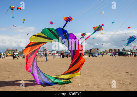 Lytham St Annes beach crowded beach, Blackpool, 2nd September, 2017. St. Annes kite festival.  The skies above Saint Annes-on-sea, seafront were awash with colour as fabulous display kites took to the air on the beach adjacent to the pier.  The event featured single line kites of all shapes and sizes, including flying shark, with 2-line and 4-line stunt kites.   Credit:  MedaiWorldImages/Alamy Live News. Stock Photo