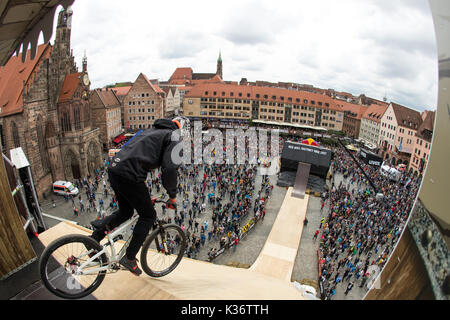 Nuremberg, Germany. 2nd Sep, 2017. A freestyle mountainbiker on a ramp during training at the 'Red Bull District Ride' with the Hauptmarkt in the background, in Nuremberg, Germany, 2 September 2017. Photo: Daniel Karmann/dpa/Alamy Live News Stock Photo