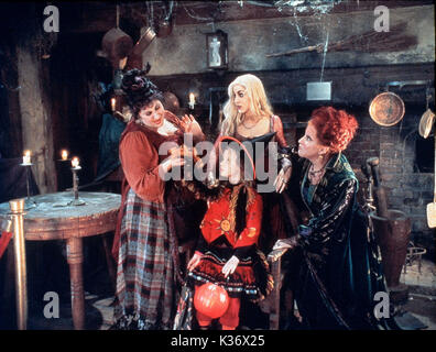 HOCUS POCUS WALT DISNEY PICTURES KATHY NAJIMY, SARAH JESSICA PARKER, THORA BIRCH, BETTE MIDLER     Date: 1993 Stock Photo