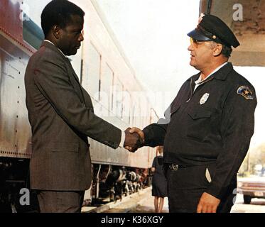 IN THE HEAT OF THE NIGHT SIDNEY POITIER, ROD STEIGER     Date: 1967 Stock Photo