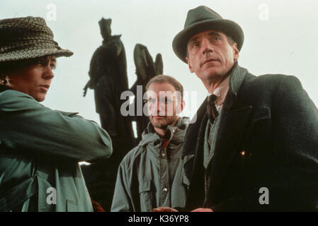 KAFKA THERESA RUSSELL, DIRECTOR STEVEN SODERBERG AND JEREMY IRONS   A GUILD FILM KAFKA THERESA RUSSELL, DIRECTOR STEVEN SODERBERG AND JEREMY IRONS A GUILD FILM     Date: 1991 Stock Photo