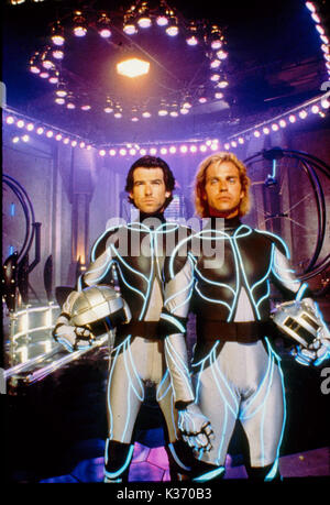 THE LAWNMOWER MAN PIERCE BROSNAN, left, JEFF FAHEY, right   FILM RELEASE FROM NEW LINE CINEMA THE LAWNMOWER MAN PIERCE BROSNAN, left, JEFF FAHEY, right FILM RELEASE FROM NEW LINE CINEMA     Date: 1992 Stock Photo