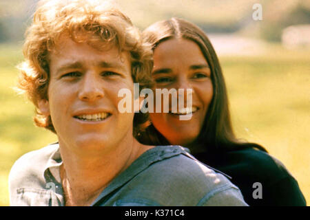 LOVE STORY [US 1970] RYAN O'NEAL AND ALI McGRAW LOVE STORY [US 1970]   RYAN O'NEAL, ALI McGRAW     Date: 1970 Stock Photo