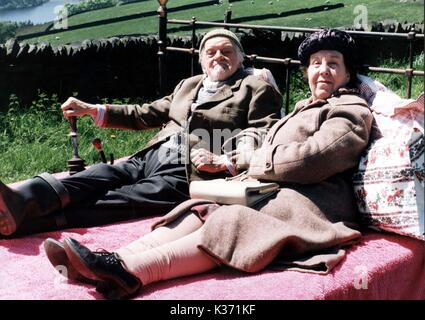 LAST OF THE SUMMER WINE BILL OWEN as Compo, KATHY STAFF as Nora Batty seen in 1997 LAST OF THE SUMMER WINE Stock Photo