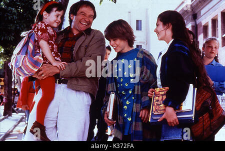 MRS DOUBTFIRE C20TH FOX l-r: MARA WILSON, ROBIN WILLIAMS, MATTHEW LAWRENCE, LISA JAKUB Stock Photo