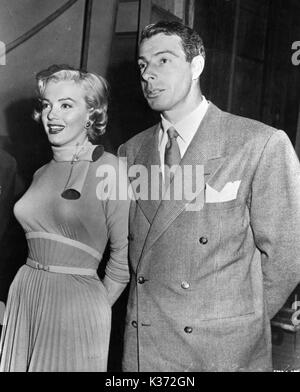 MARILYN MONROE with her second husband, Joe DiMaggio, 1954 Stock Photo