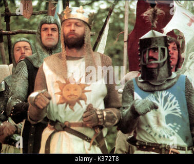MONTY PYTHON AND THE HOLY GRAIL PYTHON PICTURESD/C20TH FOX L-R: ERIC IDLE, JOHN CLEESE, GRAHAM CHAPMAN, TERRY JONES, MICHAEL PALIN Stock Photo