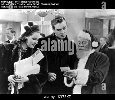 MIRACLE ON 34TH STREET L-R,MAUREEN OHARA, JOHN PAYNE, EDMUND GWENN Stock Photo