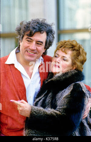 PERSONAL SERVICES BRITISH SCREEN PRODUCTIONS PUBLICITY PICTURE OF DIRECTOR TERRY JONES WITH CYNTHIA PAYNE   PERSONAL SERVICES BRITISH SCREEN PRODUCTIONS PUBLICITY PICTURE OF DIRECTOR TERRY JONES WITH CYNTHIA PAYNE     Date: 1987 Stock Photo