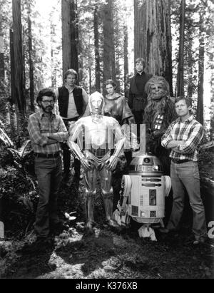 STAR WARS: EPISODE VI - RETURN OF THE JEDI [US 1983]  [L-R] Executive Producer GEORGE LUCAS, HARRISON FORD, ANTHONY DANIELS as 'C-3P0', CARRIE FISHER, KENNY BAKER as 'R2-D2', MARK HAMILL, PETER MAYHEW  as 'Chewbacca', Director RICHARD MARQUAND Stock Photo