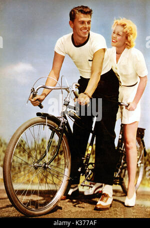 MR AND MRS:  RONALD REAGAN AND JANE WYMAN ON THEIR TANDEM BICYCLE   PY142/30 MR AND MRS: RONALD REAGAN AND JANE WYMAN ON THEIR TANDEM BICYCLE PY142/30 Stock Photo