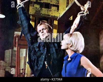 THE SPY IN THE GREEN HAT DAVID McCALLUM, JANET LEIGH   AN MGM FILM TIED UP THE SPY IN THE GREEN HAT DAVID McCALLUM, JANET LEIGH AN MGM FILM TIED UP     Date: 1966 Stock Photo