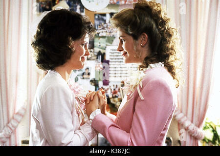 STEEL MAGNOLIAS SALLY FIELD, JULIA ROBERTS     Date: 1989 Stock Photo