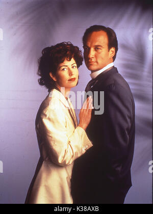 WILD PALMS DANA DELANEY, JAMES BELUSHI Stock Photo