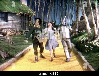 THE WIZARD OF OZ RAY BOLGER as the Scarecrow, JUDY GARLAND as Dorothy, JACK HALEY as the Tin Man THE WIZARD OF OZ     Date: 1939 Stock Photo