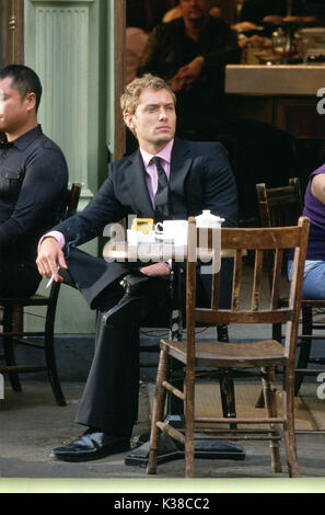 ALFIE PARAMOUNT PICTURES JUDE LAW SMOKING     Date: 2004 Stock Photo