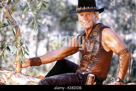 CROCODILE DUNDEE IN LOS ANGELES PAUL HOGAN,     Date: 2001 Stock Photo