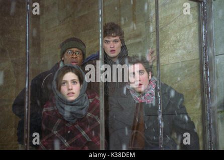 THE DAY AFTER TOMORROW ARJAY SMITH, AUSTIN NICHOLS, back row AND EMMY ROSSUM AND JAKE GYLLENHAAL SUBJECT: EXTREME WEATHER, RAIN     Date: 2004 Stock Photo