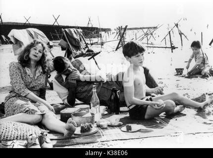 HOPE AND GLORY COLUMBIA PICTURES/GOLDCREST FILMS SARAH MILES, DAVID HAYMAN, GERALDINE MUIR, SEBASTIAN RICE-EDWARDS WWII homefront, beach     Date: 1987 Stock Photo