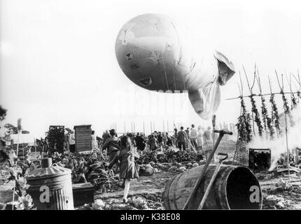 HOPE AND GLORY COLUMBIA PICTURES/GOLDCREST FILMS GERALDINE MUIR, SEBASTIAN RICE-EDWARDS WWII homefront; barrage balloon; allotments     Date: 1987 Stock Photo