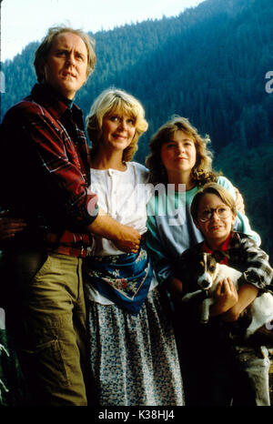 HARRY AND THE HENDERSONS aka Bigfoot And The Hendersons JOHN LITHGOW, MELINDA DILLON, MARGARET LANGRICK, JOSHUA RUDOY     Date: 1987 Stock Photo