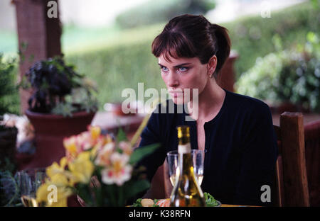 AMANDA PEET in the comedy The Whole Ten Yards, starring Bruce Willis and Matthew Perry and distributed by Warner Bros. Pictures. PHOTOGRAPHS TO BE USED SOLELY FOR ADVERTISING, PROMOTION, PUBLICITY OR REVIEWS OF THIS SPECIFIC MOTION PICTURE AND TO REMAIN THE PROPERTY OF THE STUDIO. NOT FOR SALE OR REDISTRIBUTION. THE WHOLE TEN YARDS AMANDA PEET AMANDA PEET in the comedy The Whole Ten Yards, starring Bruce Willis and Matthew Perry and distributed by Warner Bros. Pictures. PHOTOGRAPHS TO BE USED SOLELY FOR ADVERTISING, PROMOTION, PUBLICITY OR REVIEWS OF THIS SPECIFIC MOTIO Stock Photo