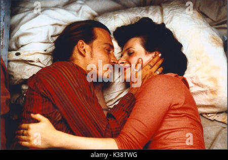 CHOCOLAT JOHNNY DEPP, JULIETTE BINOCHE     Date: 2000 Stock Photo