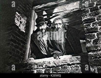 OLIVER TWIST ROBERT NEWTON as Bill Sikes, ALEC GUINNESS as Fagin     Date: 1948 Stock Photo