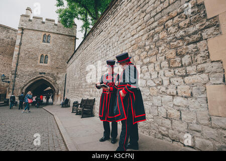 Beefeater guards or Yeoman warders at the Tower of London. In principle they are responsible for looking after any prisoners in the Tower and safeguar Stock Photo