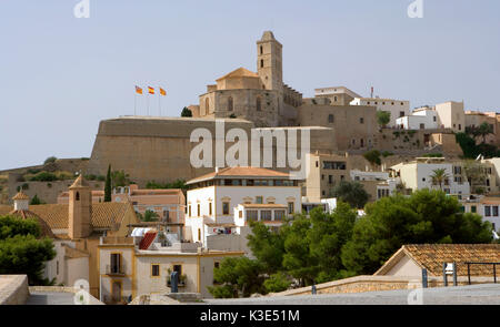 Eivissa - Hauptstadt von Ibiza - Blick auf die  Altstadt Dalt Vila - die Kathedrale Santa Maria de las Nieves Stock Photo
