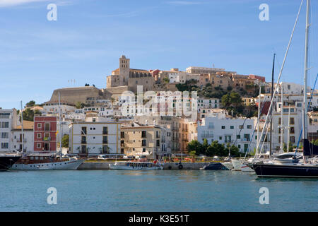 Eivissa -Hauptstadt  von Ibiza - Blick auf die Altstadt Dalt Vila - Kathedrale Santa Maria de las Nieves - Hafen Stock Photo