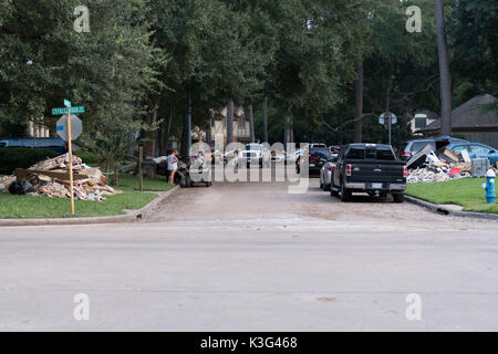 Houston, Texas, USA. 1st Sep, 2017. neighbors cleaning up from flooding in the Lakewood Forest subdivision Credit: Maria Lysaker/ZUMA Wire/Alamy Live News Stock Photo