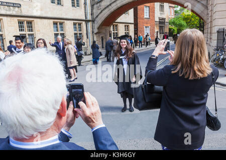 England, Oxfordshire, Oxford, Parents at Daughter's Graduation Stock Photo