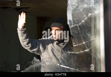 THE CHILDREN OF MEN Cinematographer EMMANUEL LUBEZKI Director of photography EMMANUEL LUBEZKI on the set of the thriller Children of Men, directed by acclaimed filmmaker Alfonso Cuaron.     Date: 2006 Stock Photo