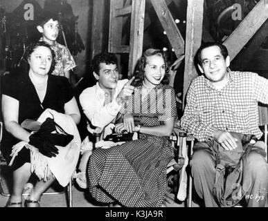 TONY CURTIS visited by his then wife JANET LEIGH, and his parents MONO and HELEN SCHWARTZ, and his brother on the set of SON OF ALI BABA Stock Photo