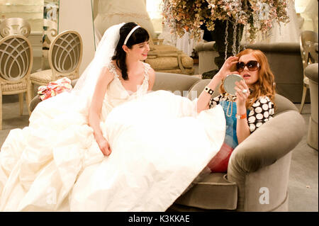 CONFESSIONS OF A SHOPAHOLIC  KRYSTEN RITTER, ISLA FISHER        Date: 2009 Stock Photo